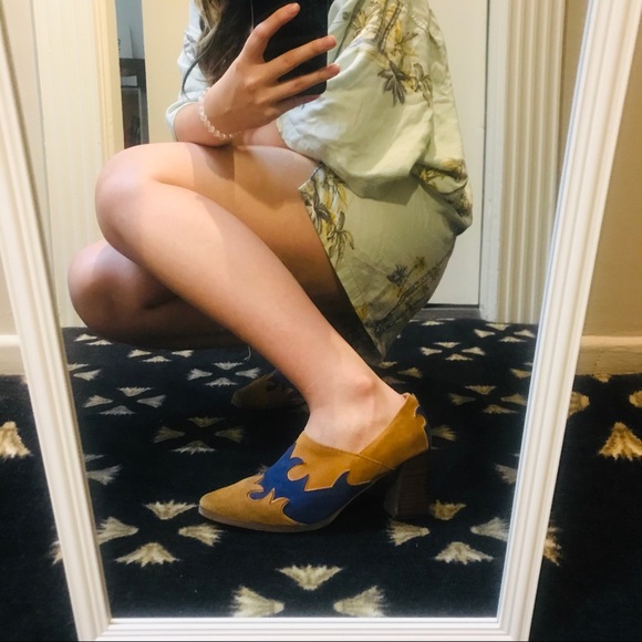 SOLD🔥🔥Vintage Real Leather Block Heels - Picture 3 of 7